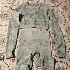 Gymshark (dupes) workout set-never worn.